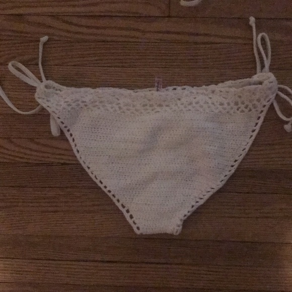 Pure white crocheted bikini. From Arden’s paid 35.00$. Small top, medium bottom - Picture 5 of 6
